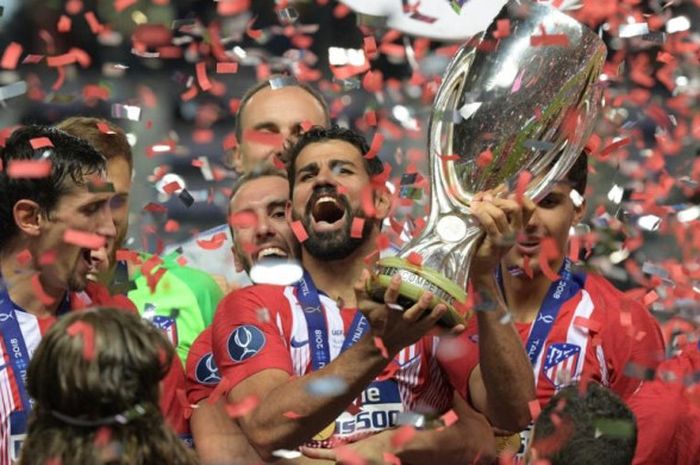 Para pemain Atletico Madrid merayakan kesuksesan menjuarai Piala Super Eropa 2018 setelah menekuk Real Madrid di Stadion Lillekula, Tallinn, 15 Agustus 2018.