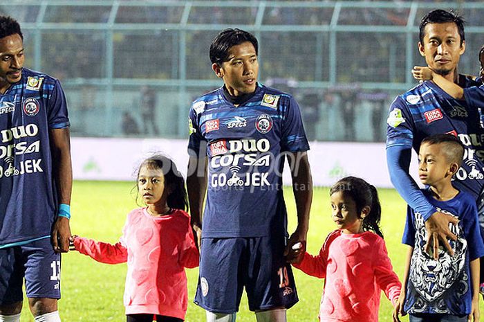 Pemain Arema (kiri-kanan), Marko Markus Kabiay, Ahmad Bustomi, dan Arif Suyono berpose menjelang lag