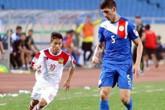  Pemain timnas Laos Soukaphone Vongchiengkham saat menghadapi pemain timnas Filipina pada Piala AFF 