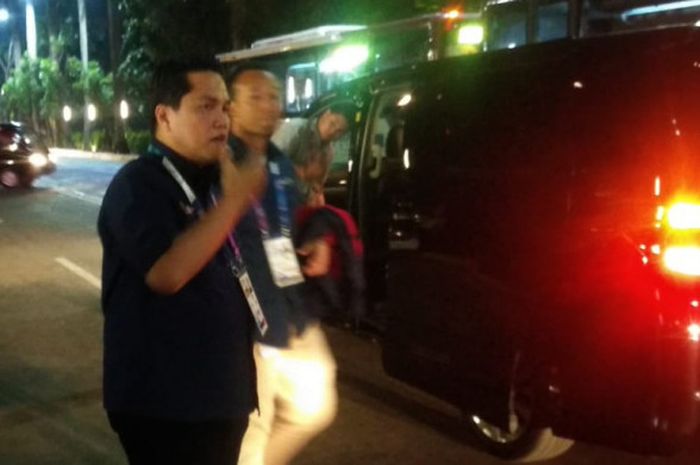 Ketua Inasgoc, Erick Thohir, marah besar saat mengetahui kendaraan tanpa stiker khusus bisa masuk ke kawasan Gelora Bung Karno, Senayan, Jakarta, Selasa (14/8/2018) malam.