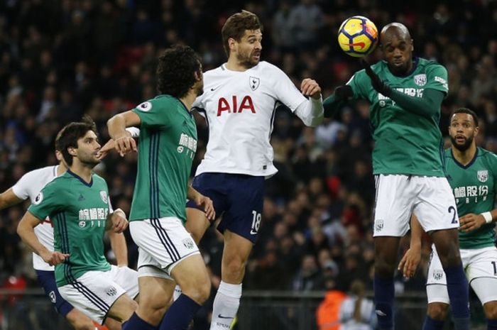 Striker Tottenham Hotspur, Fernando Llorente, berduel dengan bek West Bromwich Albion, Allan Nyom (kedua dari kanan), dalam laga Liga Inggris di Stadion Wembley, London, pada 25 November 2017.