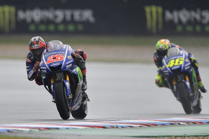 Maverick Vinales (#25) dan Valentino Rossi (#46) di sesi latihan bebas pertama GP Republik Ceska, Jumat (5/8/2017) 