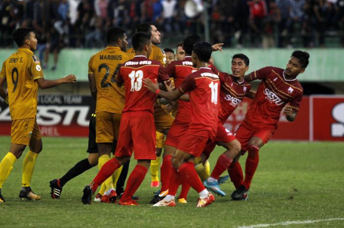 Pemain Bhayangkara FC, Vladimir Vujovic terlibat adu mulut dengan pemain Persis Solo, pada uji coba di Stadion Manahan, Solo, Minggu (25/2/2018) sore.