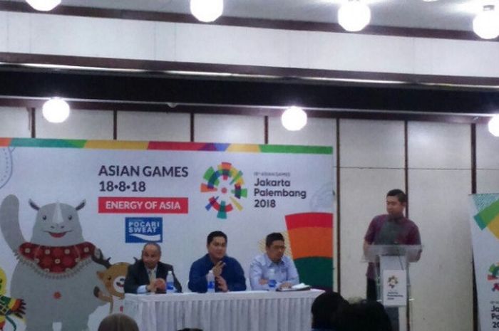 Ketua Umum Inasgoc Erick Thohir (kedua dari kanan) memberikan keterangan seusai MoU dengan PT Amerta Indah Otsuka sebagai sponsor Asian Games 2018 di Gedung Inasgoc, Senayan, Jakarta, Selasa (14/11/2017).