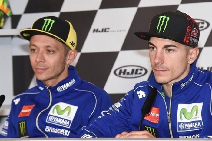 Dari kiri ke kanan, pebalap Movistar Yamaha, Valentino Rossi dan Maverick Vinales, menghadiri sesi konferensi pers seusai kualifikan GP Prancis di Sirkuit Le Mans, Sabtu (20/5/2017).