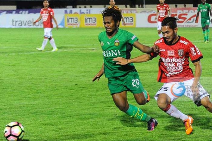 Ilhamuddin Armayin saat berjibaku dengan pemain Bali United.