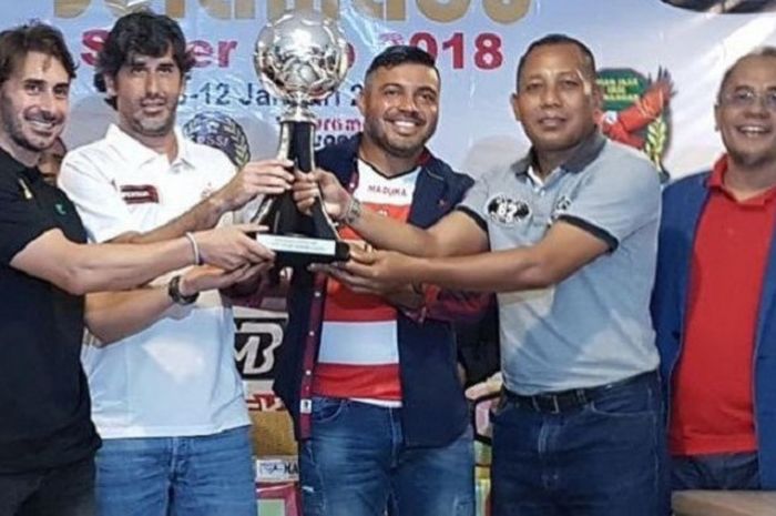 Para pelatih klub peserta Suramadu Super Cup 2018 berfoto bersama trofi Suramadu Super Cup 2017