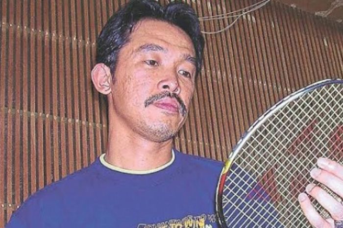 Legenda bulu tangkis Malaysia, Rashid Sidek, tengah mempersiapkan raket sebelum memulai memimpin lat