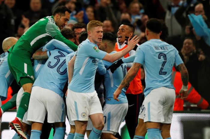 Para pemain Manchester City merayakan gol Vincent Kompany dalam final Piala Liga Inggris kontra Arsenal di Stadion Wembley, Minggu (26/2/2018).