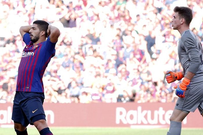 Ekspresi penyerang FC Barcelona, Luis Suarez (kiri), dalam laga Liga Spanyol kontra Athletic Bilbao di Stadion Camp Nou, Barcelona, Spanyol pada 29 September 2018.