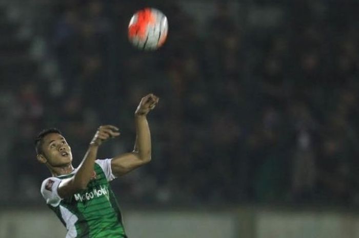 Penyerang PS TNI, Dimas Drajad saat membela timnya kontra Madura United di Stadion Siliwangi, Kota B