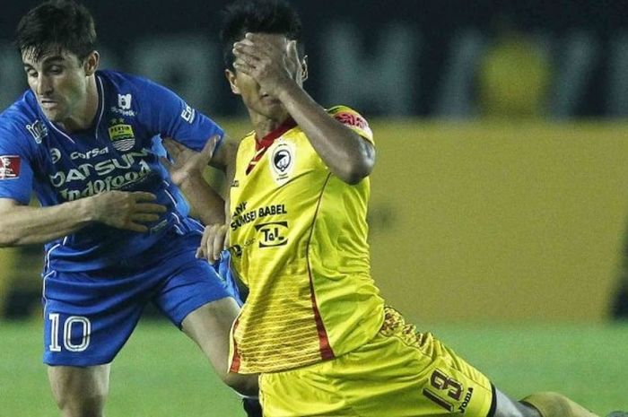 Gelandang Persib, Robertino Pugliara, berduel dengan kapten Sriwijaya FC, Achmad Jufriyanto, pada laga Kejuaraan Sepak Bola Torabika 2016, 30 April 2016.