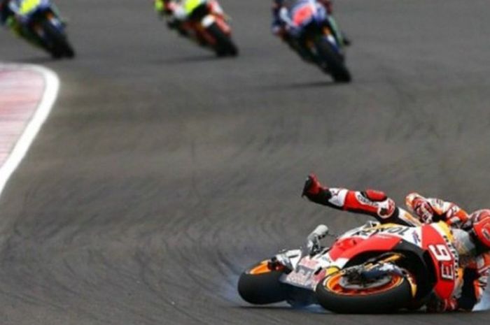 Marc Marquez, terjatuh saat memimpin GP Argentina hari Minggu (9/4)