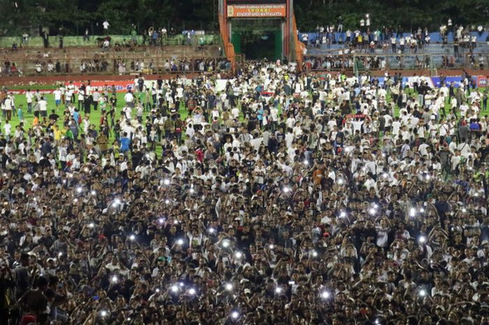 Perayaan laga terakhir PSM Makassar di Stadion Andi Mattalatta Matoangin, Makassar, Minggu (12/11/2017)