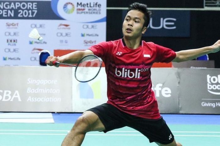 Pebulu tangkis tunggal putra nasional, Anthony Sinisuka Ginting, saat menjalani pertandingan melawan Kidambi Srikanth (India) pada laga semifinal Singapura Terbuka di Singapore Indoor Stadium, Sabtu (15/4/2017). Anthony kalah 13-21, 14-21.