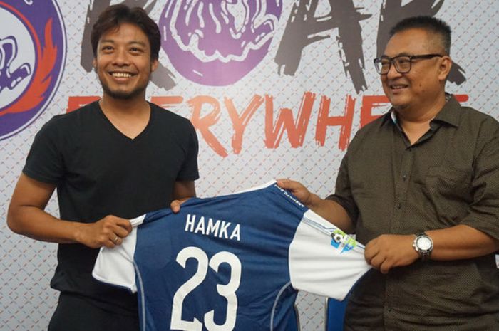  Hamka Hamzah bersama general manager Arema FC Ruddy Widodo saat diperkenalkan di kantor Arema FC pada Jumat 13 Juli 2018 