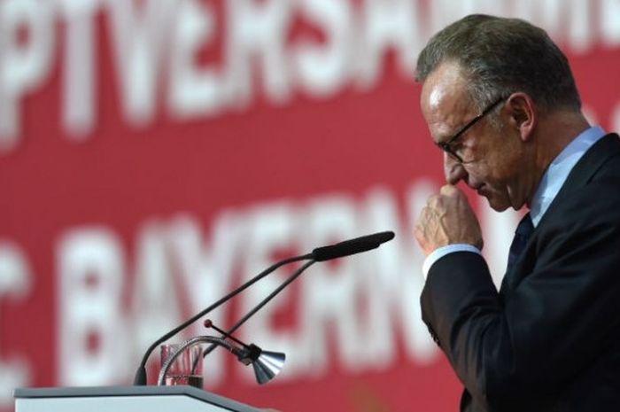 Direktur klub Bayern Muenchen, Karl-Heinz Rummenigge saat berbicara di depan pemegang saham klub, 27 November 2015. 