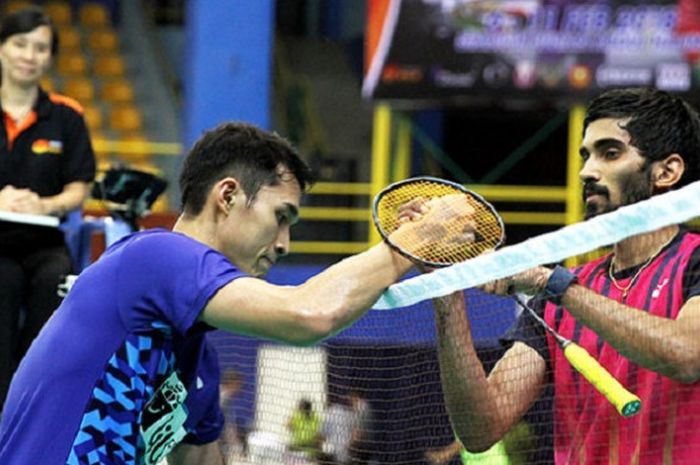 Kidambi Srikanth (kanan) menjabat tangan Jonatan Christie (kanan) setelah pertandingan pertama antara tim putra bulu tangkis Indonesia melawan India pada Kejuaraan Beregu Asia 2018 di Stadium Sultan Abdul Halim, Malaysia (8/2/2018).