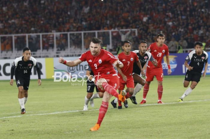 Striker Persija, Marko Simic, mencetak penalti ke gawang Home United pada laga Piala AFC 2018 di Stadion Utama GBK pada Selasa (15/5/2018).