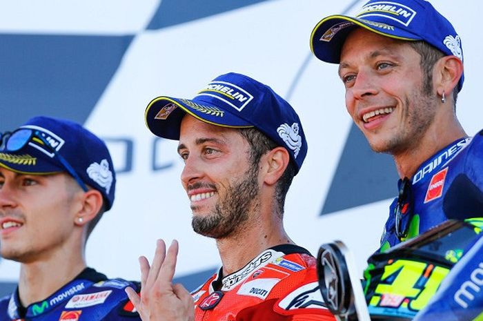 Maverick Vinales, Andrea Dovizioso, dan Valentino Rossi saat perayaan podium MotoGP Inggris.