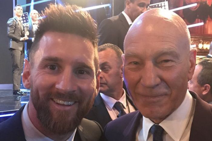 Megabintang FC Barcelona, Lionel Messi (kiri), berfoto dengan aktor Patrick Stewart dalam acara The Best FIFA Football Awards 2017 di London, Inggris, pada 23 Oktober 2017.