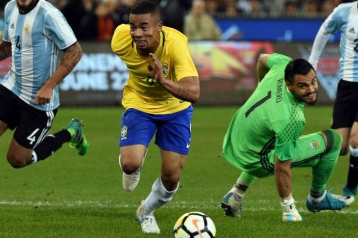 Penyerang timnas Brasil, Gabriel Jesus, dalam laga uji coba melawan Argentina di Melbourne Cricket Ground, Jumat (9/6/2017)