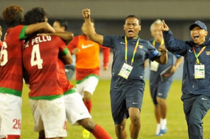 Timnas Indonesia merayakan kemenangan seusai mengalahkan Malaysia lewat adu penalti dengan skor 4-3 dalam semifinal sepak bola SEA Games 2013 di Stadion Zayar Thiri, Naypyidaw, Myanmar, Kamis (19/12/2013).