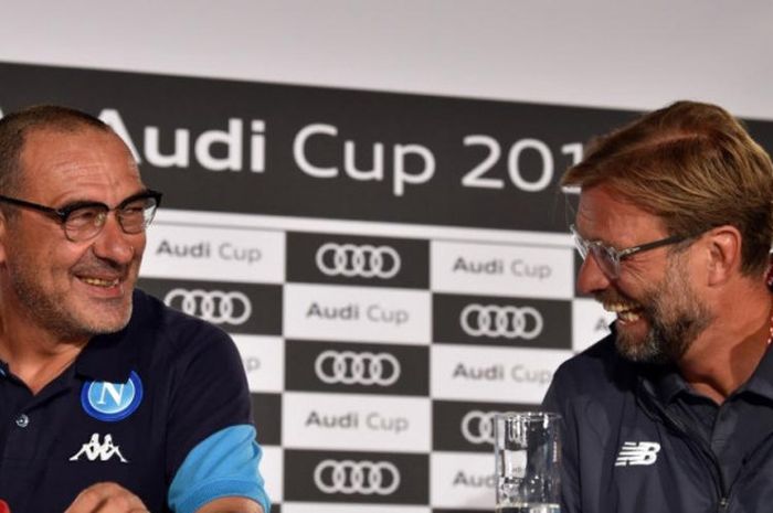 Juergen Klopp (kanan) dan Maurizio Sarri bertemu dalam jumpa pers Audi Cup 2017 di Muenchen, 31 Juli 2017, yang mempertemukan Liverpool, Napoli, Atletico Madrid, dan Bayern Muenchen.