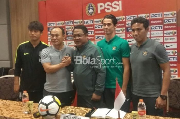 Pelatih timnas U-23 Korea Selatan, Kim Hak Bum, bersama Manajer timnas Indonesia, Endri Irawan di Hotel Alana, Bogor, Jumat (22/6/2018).