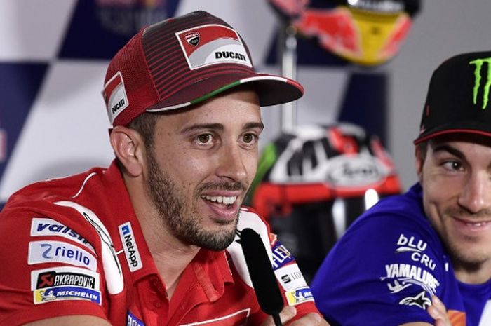 Pebalap Ducati, Andrea Dovizioso (kiri) berbicara dalam konferensi pers jelang GP Spanyol di Sirkuit Jerez, Kamis (3/5/2018).