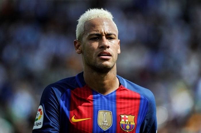 Neymar membela Barcelona saat melawan Leganes pada partai La Liga, 17 September 2016.