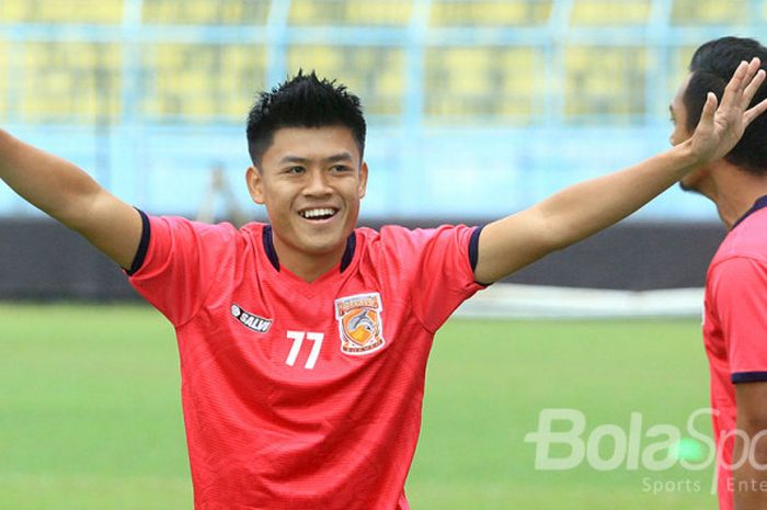 Pemain Pusamania Borneo FC, Jefri Kurniawan, saat berlatih di Stadion Kanjuruhan Malang menjelang laga melawan Arema FC dalam laga lanjutan Liga 1 2017, Minggu (30/7/2017).