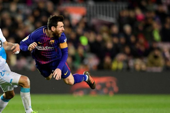 Megabintang FC Barcelona, Lionel Messi (kanan), berduel dengan bek Deportivo La Coruna, Fabian Schaer, dalam laga Liga Spanyol di Stadion Camp Nou, Barcelona, pada 17 Desember 2017.