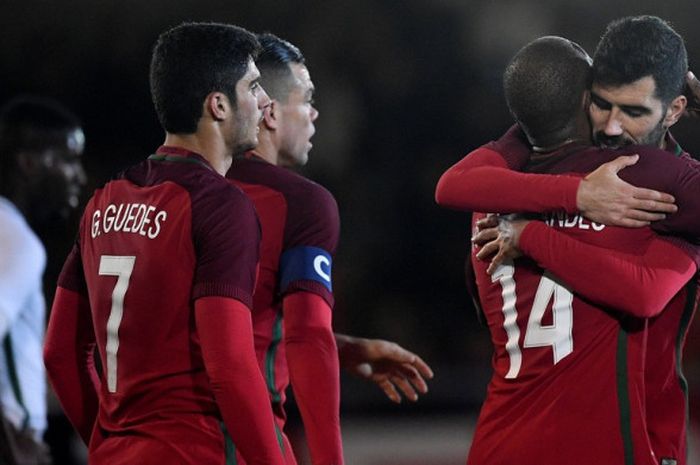 Gelandang Portugal, Manuel Fernandes (kedua dari kanan), merayakan gol yang dia cetak ke gawang Arab Saudi dalam laga persahabatan di Stadion Fontelo, Viseu, Portugal, pada 10 November 2017.