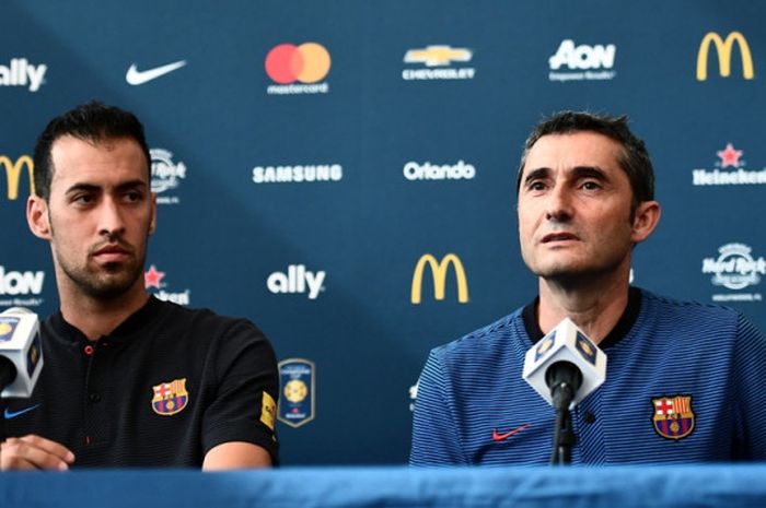 Pelatih FC Barcelona, Ernesto Valverde (kanan), bersama Sergio Busquets saat berbicara dalam konferensi pers setelah pertandingan melawan Manchester United di International Champions Cup (ICC) 2017 di FedEx Field, Maryland, Kamis (27/7/2017).