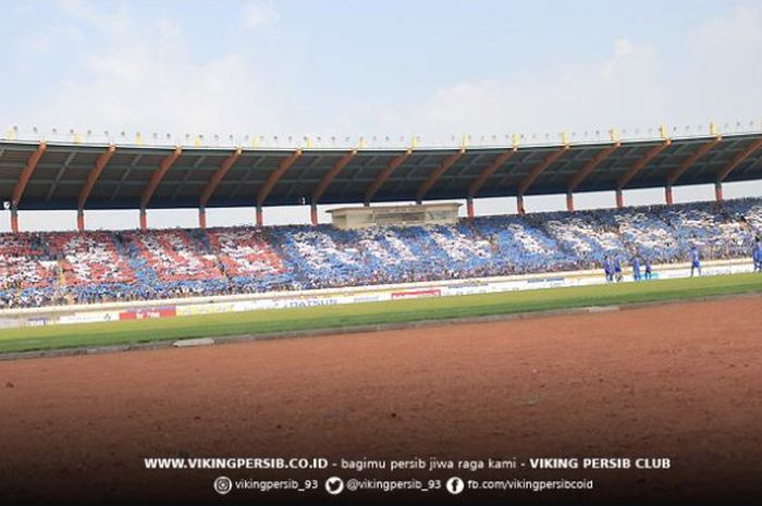 Koreografi Save Rohingya yang dilakukan Bobotoh dalam laga Persib kontra Semen Padang, di Stadion Si Jalak Harupat, Kabupaten Bandung, Sabtu (9/9/2017)