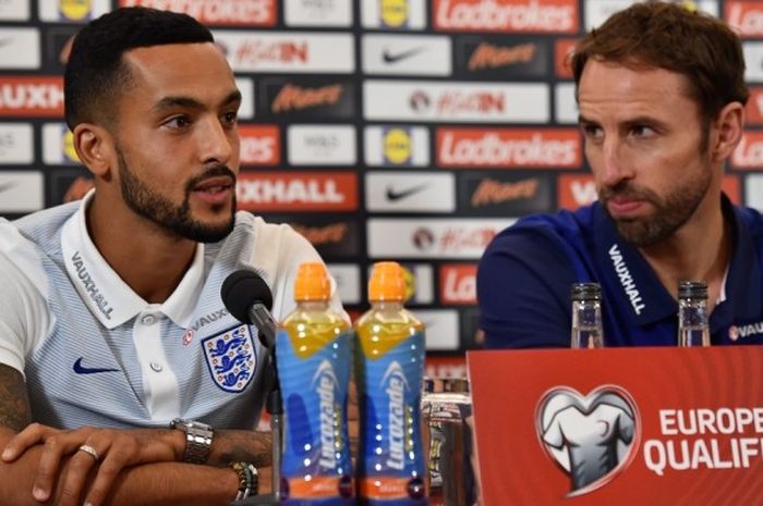 Pemain tim nasional Inggris, Theo Walcott, saat menjalani sesi konferensi pers jelang pertandingan kualifikasi Piala Dunia 2018 melawan Malta, Sabtu (8/10/2016) waktu setempat di Stadion Wembley.