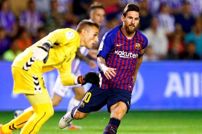 Megabintang FC Barcelona, Lionel Messi, dan kiper Real Valladolid, Jordi Masip, sama-sama mengejar bola dalam laga Liga Spanyol di Stadion Municipal Jose Zorrilla, Valladolid pada 25 Agustus 2018.