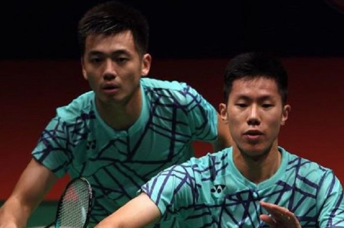 Pasangan ganda putra Malaysia, Goh V Shem/Tan Wee Kiong, mengembalikan kok ke arah Mohammad Ahsan/He