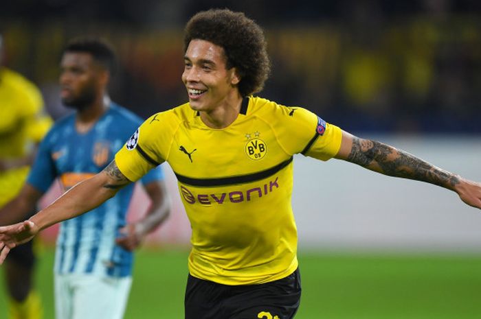 Gelandang Borussia Dortmund, Axel Witsel, merayakan gol yang dicetaknya dalam laga Liga Champions me