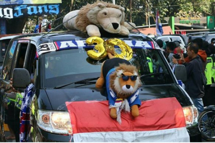 Mobil Aremania dihiasi dengan Boneka Singa, sebagai lambang dari Arema FC, 