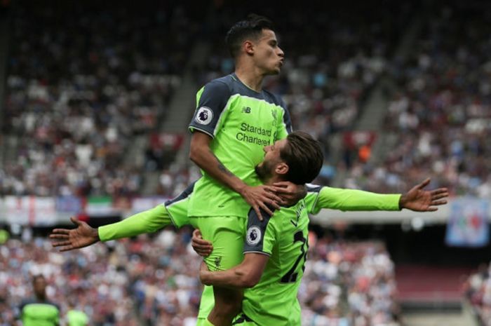 Gelandang Liverpool FC, Philippe Coutinho, merayakan gol yang dia cetak ke gawang West Ham United dalam laga Liga Inggris di Stadion London pada 14 Mei 2017.