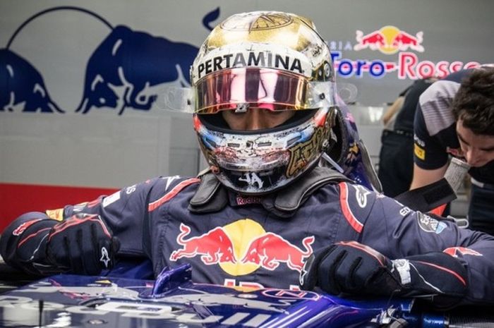 Pebalap Indonesia, Sean Gelael, memasuki mobil tim Formula 1, Scuderia Toro Rosso, di Sirkuit Internasional Bahrain, Sakhir, Selasa (18/4/2017). Sean turun sebagai pebalap penguji bagi Toro Rosso.