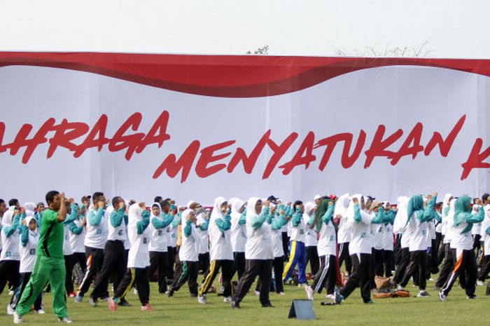 Para guru Ma'arif Magelang melakukan senam bersama pada peringatan Haornas 2017 di Magelang, Sabtu (9/9/2017). 