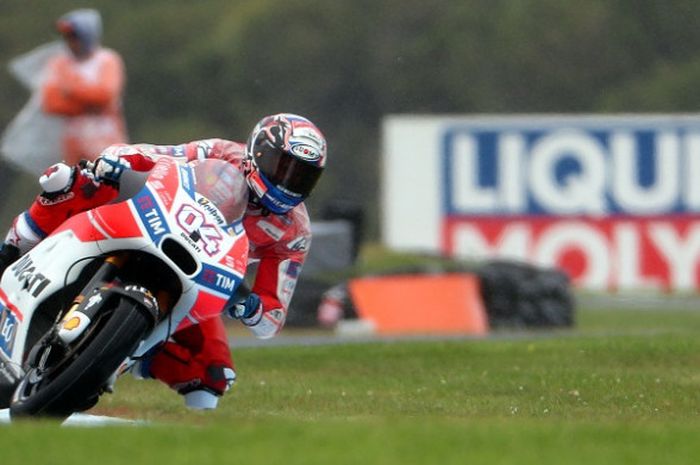 Pebalap Ducati, Andrea Dovizioso, memacu motornya pada sesi latihan bebas ketiga GP Australia di Sirkuit Phillip Island, Sabtu (21/10/2017).