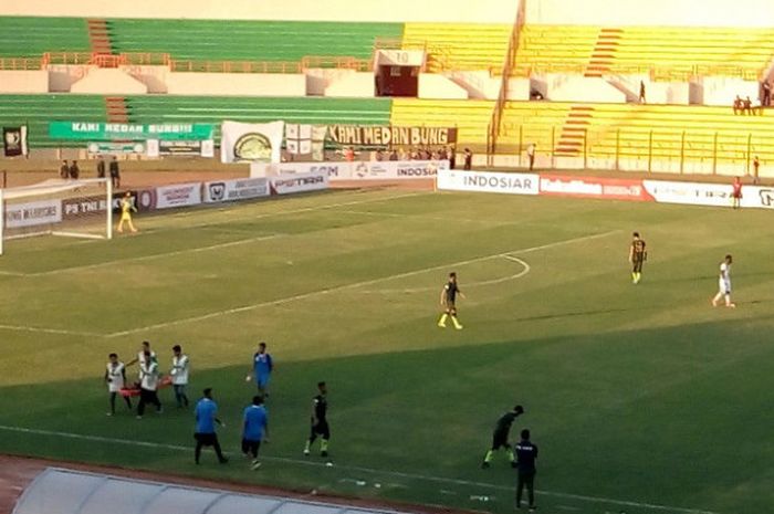 Gelandang PS Tira, Gustavo Fabian Lopez mengalami cedera pada laga melawan PSMS Medan di Stadion Sultan Agung, Bantul, Jumat (11/5/2018).