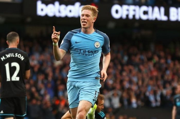 Gelandang serang Manchester City, Kevin De Bruyne, melakukan selebrasi setelah menjebol gawang West Bromwich Albion dalam laga Premier League di Etihad Stadium, Manchester, 16 Mei 2017.