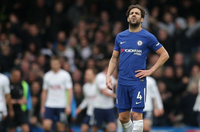 Ekspresi gelandang Chelsea, Cesc Fabregas, setelah Tottenham Hotspur mencetak gol ketiga dalam laga Liga Inggris di Stadion Stamford Bridge, London pada 1 April 2018.  