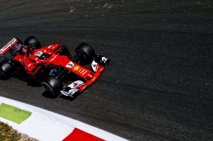 Sebastian Vettel memacu jet daratnya saat berlomba di lanjutan seri Formula 1 GP Italia 2017 pada Sirkuit Monza, Italia, Minggu (3/9/2017).