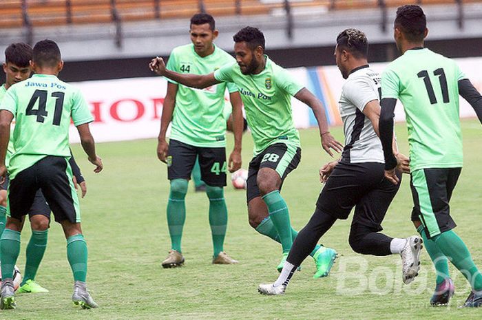 Pemain Persebaya saat melakukan latihan ringan jelang kontra Martapura FC di Gelora Bung Tomo, Rabu (26/7/2017)